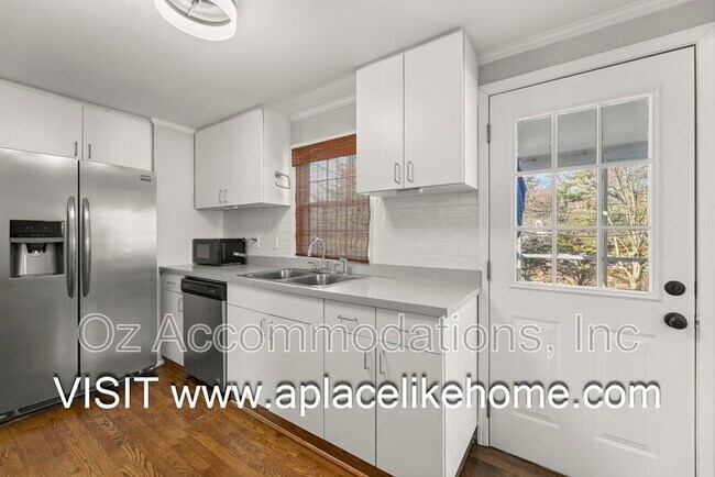 Building Photo - 7404 Village Dr