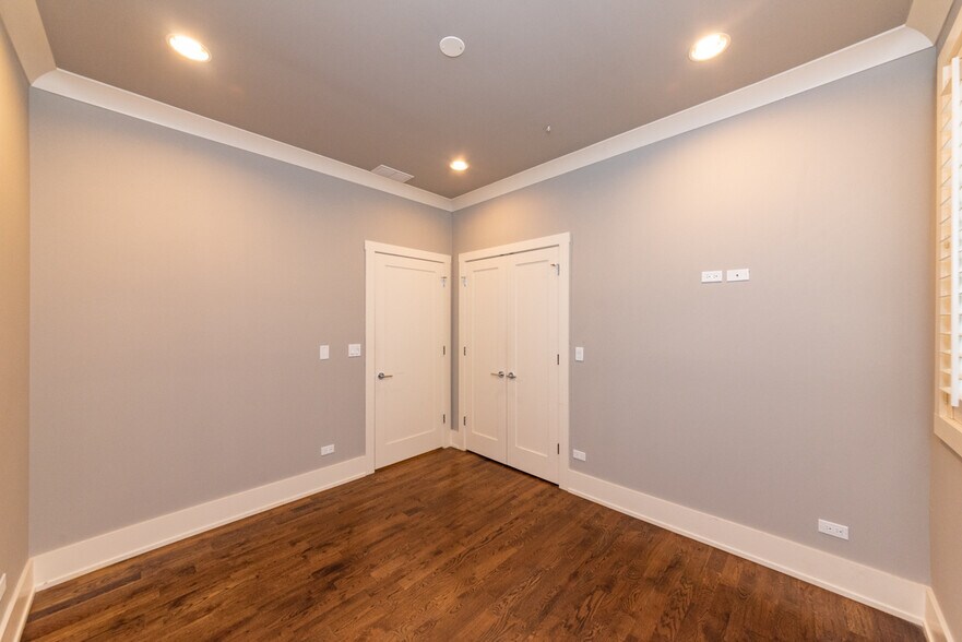 Building Photo - 4021 S Ellis Ave