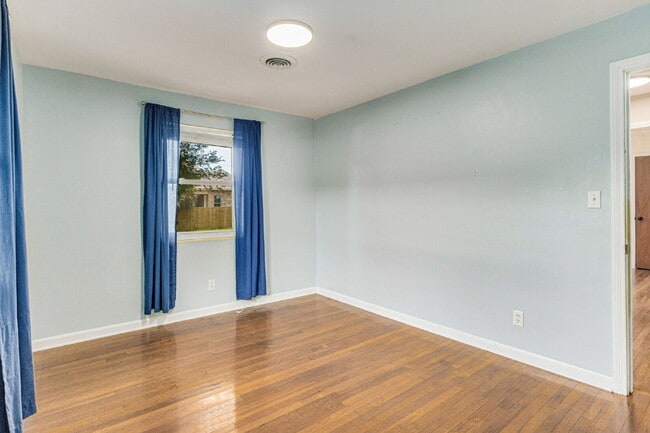 Building Photo - Beautiful East Hill home located in one of...
