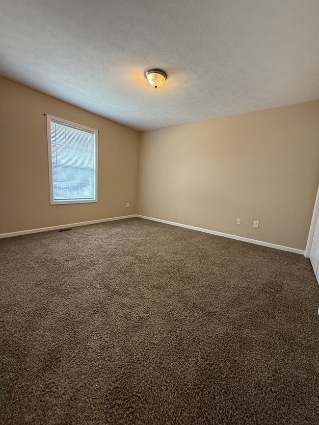 Building Photo - 3 bedroom, 2.5 bath townhome