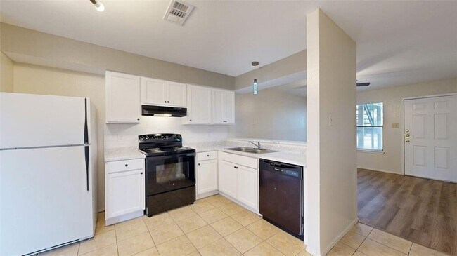 Building Photo - 301 Manuel Dr