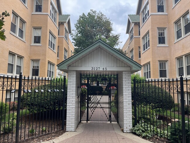 Primary Photo - 3129 W Palmer Square