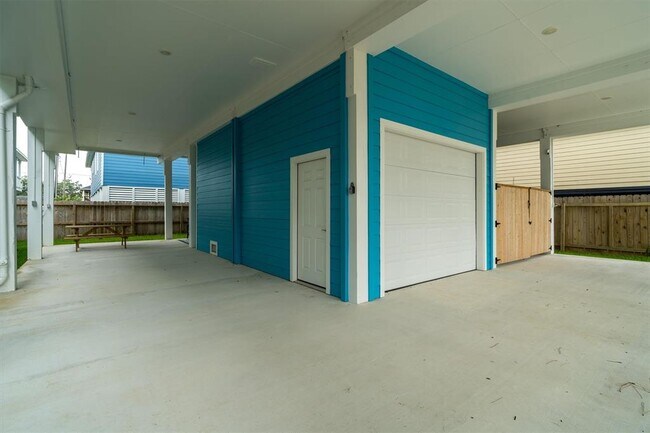 Building Photo - 215 West Dr