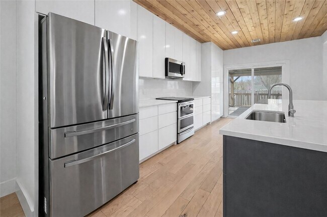 Building Photo - 110 SE G Ct