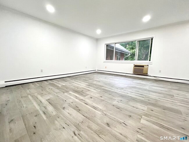 Building Photo - 208 Flax Hill Rd