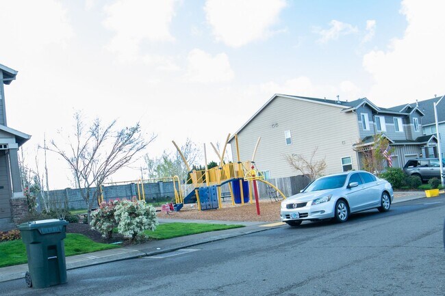 Building Photo - Newer Construction Townhome in Canby