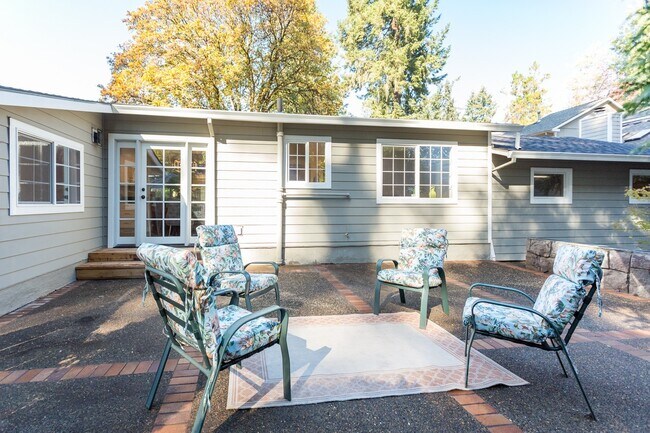 Building Photo - Gorgeous Lake Oswego Remodeled Cottage