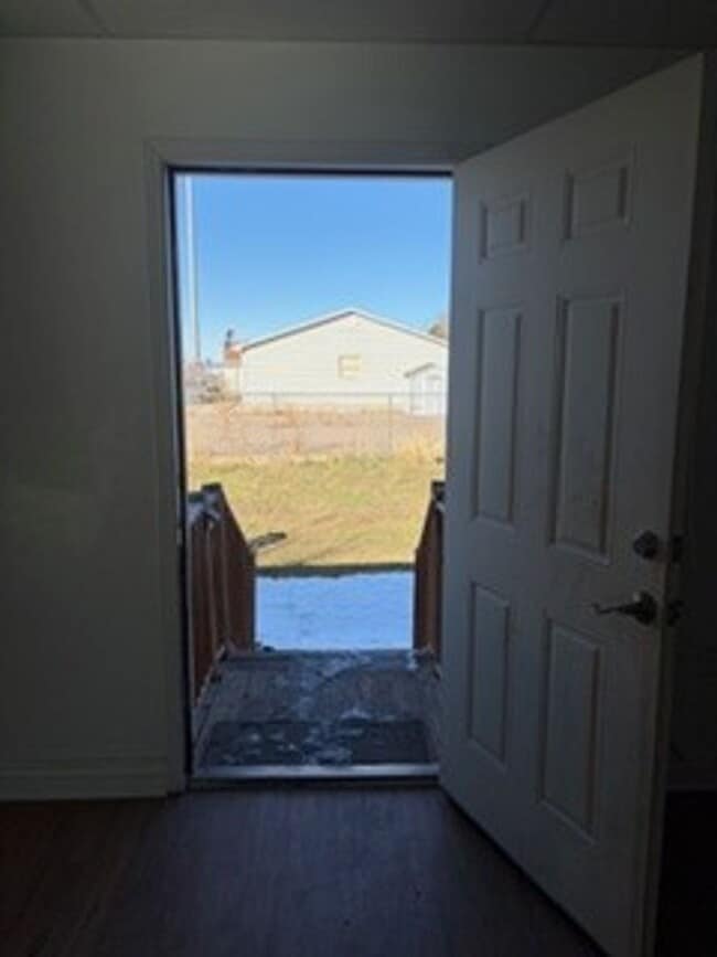 Building Photo - 2 Bed 1 Bath Duplex