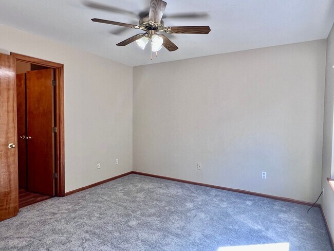 Building Photo - Wonderful 5 Bed/4 Bath Home Located on Qui...