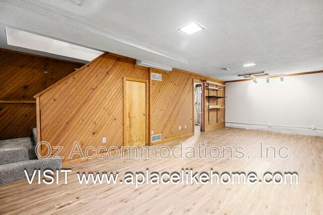 Building Photo - 6535 Melrose Ln