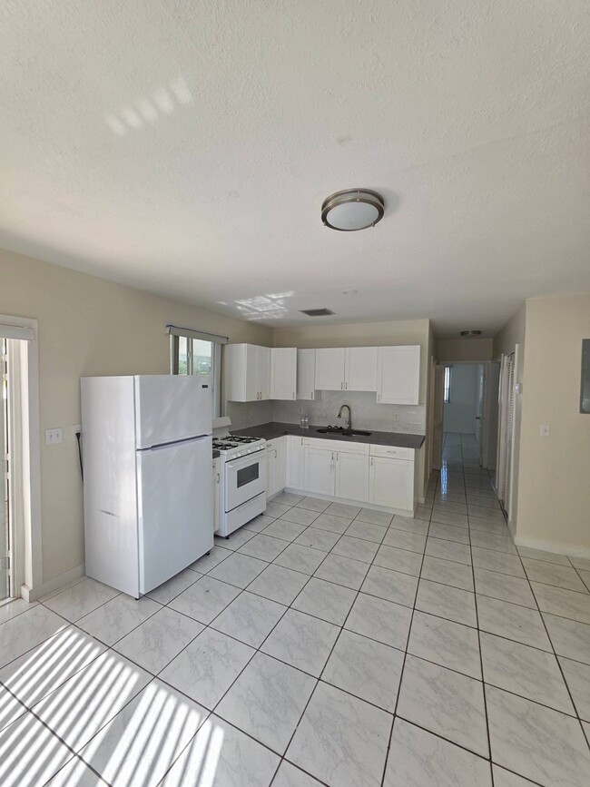 Building Photo - 1475 W 31st St