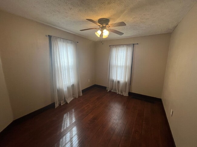 Building Photo - Two Bedroom in East Alton