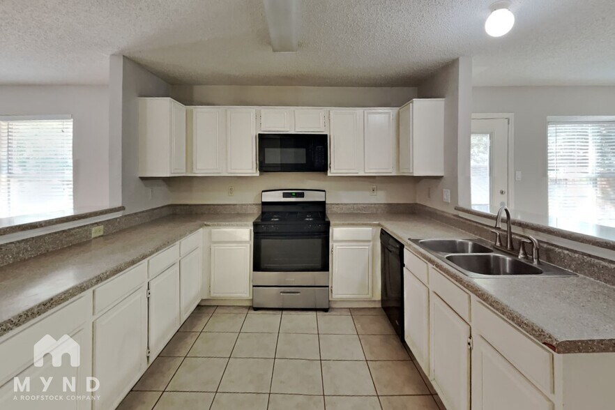 Building Photo - 3205 Meadowview Dr