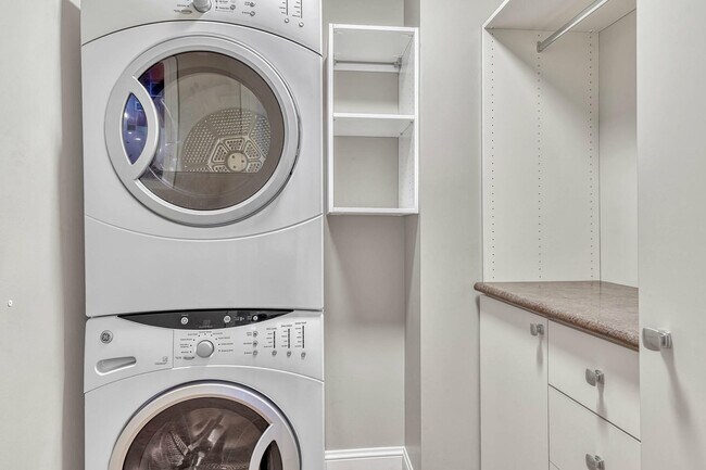 Building Photo - 5455 Landmark Pl