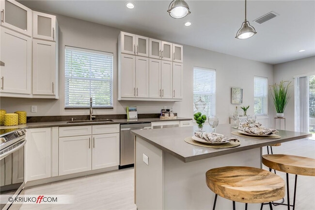 Building Photo - 637 Ave