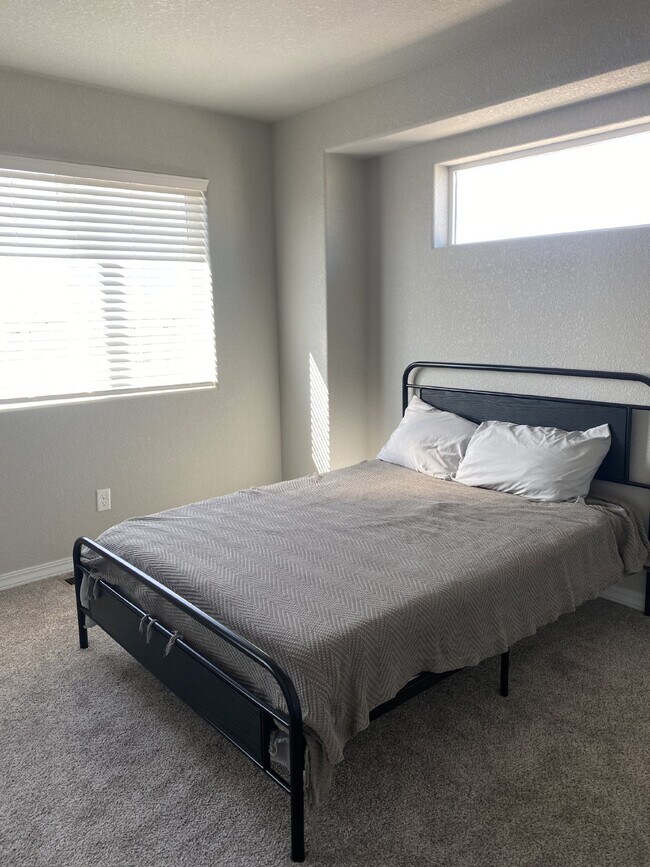 Building Photo - 3 bedroom - Samaritan Loop