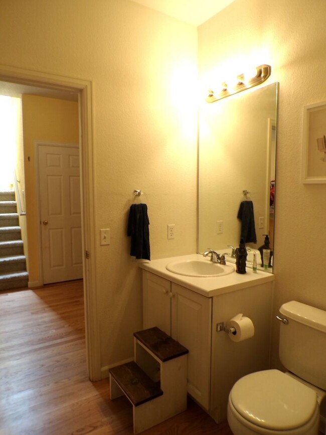 Building Photo - Cozy Hidden Gem in the Heart of Lakewood! ...