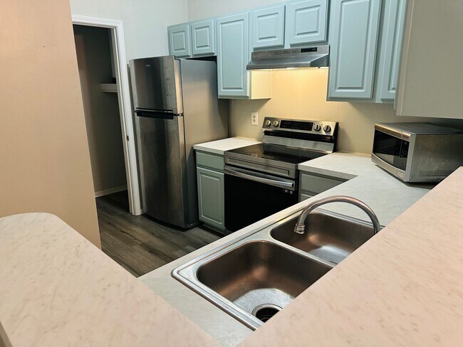 Building Photo - Beautiful Condo in Mount Pleasant!