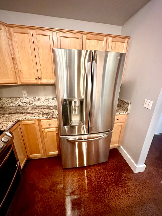 LG Refrigerator with Ice & Filter - 55 S Harding St