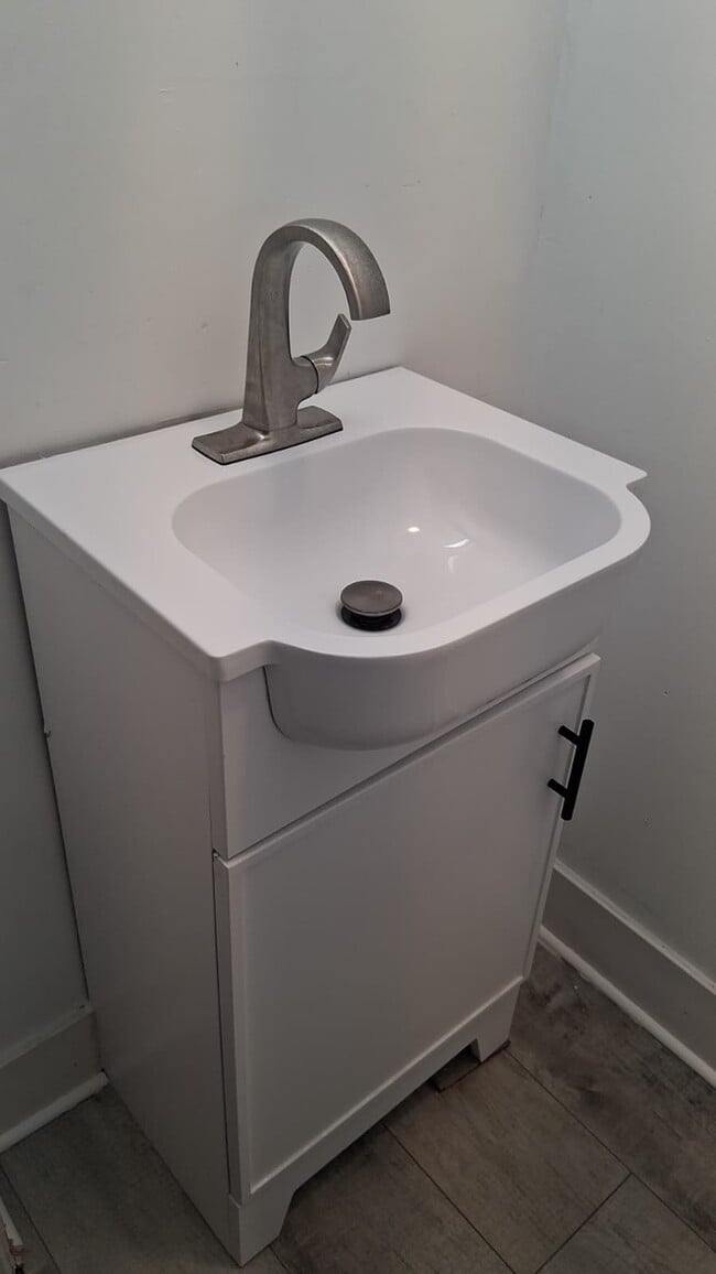 Building Photo - 584 Kelton Ave