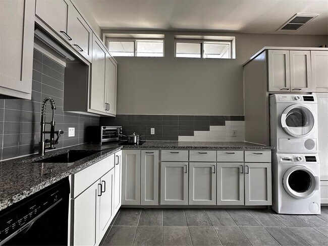 Building Photo - 914 E 39th St