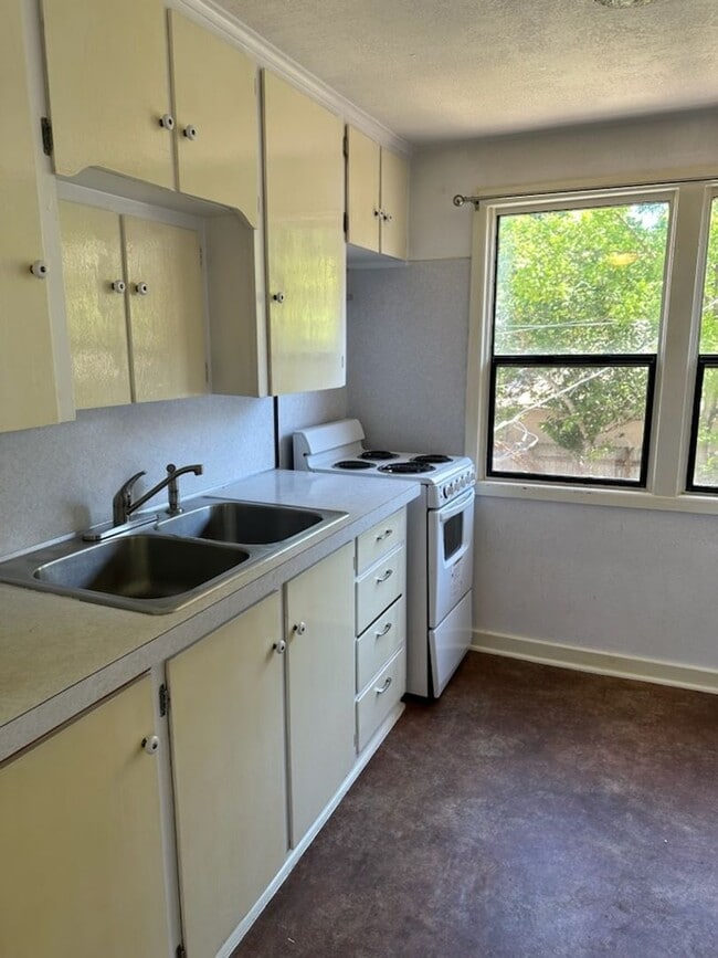 Building Photo - Cozy 1-Bedroom, 1-bath Upstairs Apartment In Southwest Eugene!