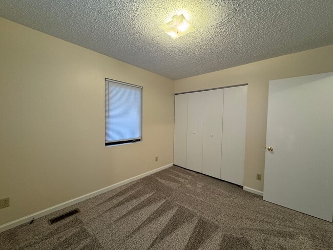 Building Photo - Beautiful home on quiet cul-de-sac