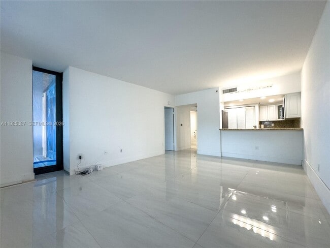 Building Photo - 540 Brickell Key Dr