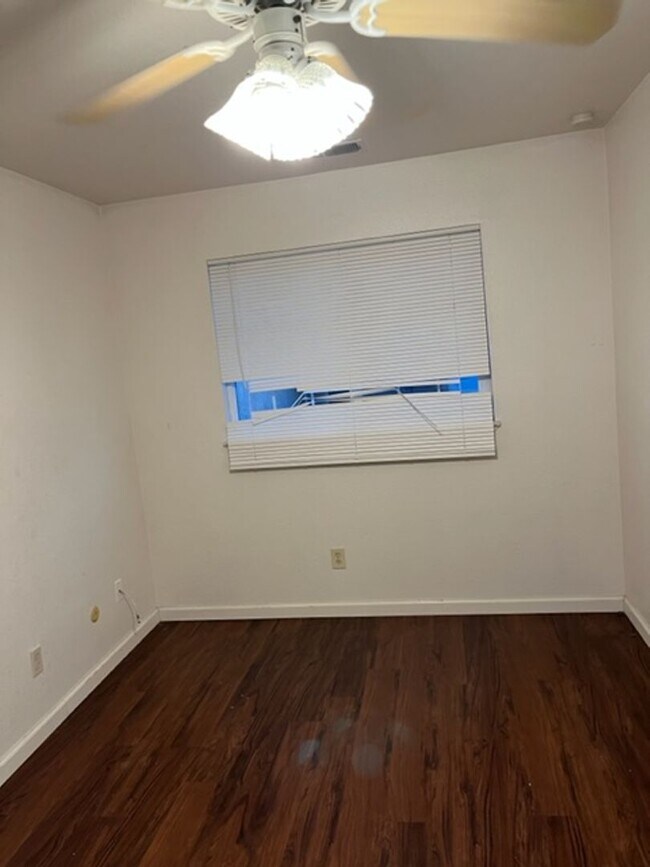 Building Photo - Single story 3 bedroom 2 bath home