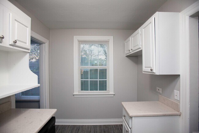 Building Photo - 5008 Lynch Dr