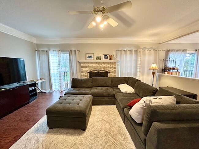 Building Photo - 5 Milestone Manor Ct