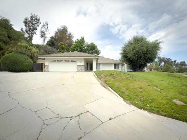 Building Photo - 3 Bedroom/2 Bathroom Private Home with Lar...