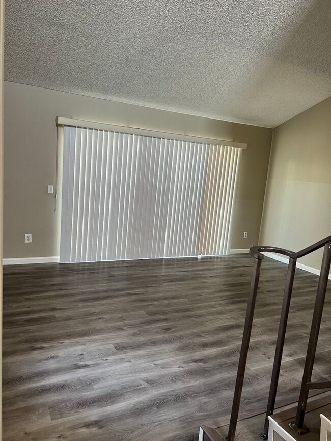 Building Photo - Spacious 2 bedroom condo with garage