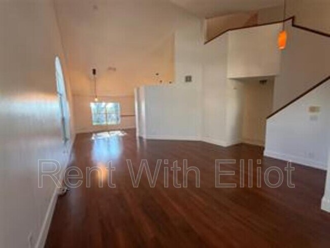 Building Photo - 2633 Bogota Ave