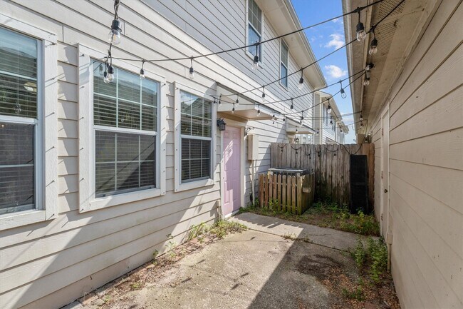 Building Photo - 2131 Kemah Village Dr