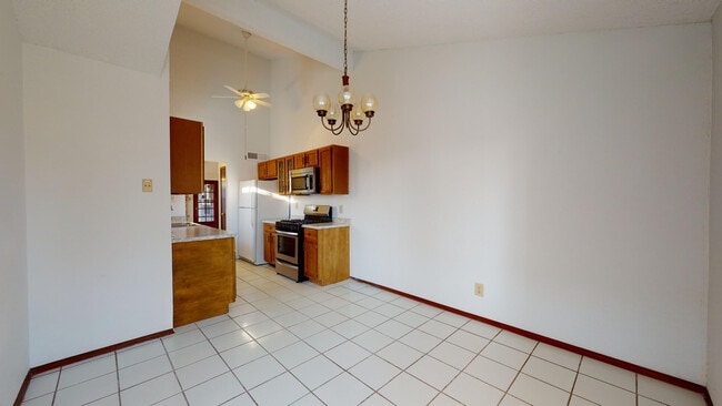 Building Photo - 909 Tepic Dr