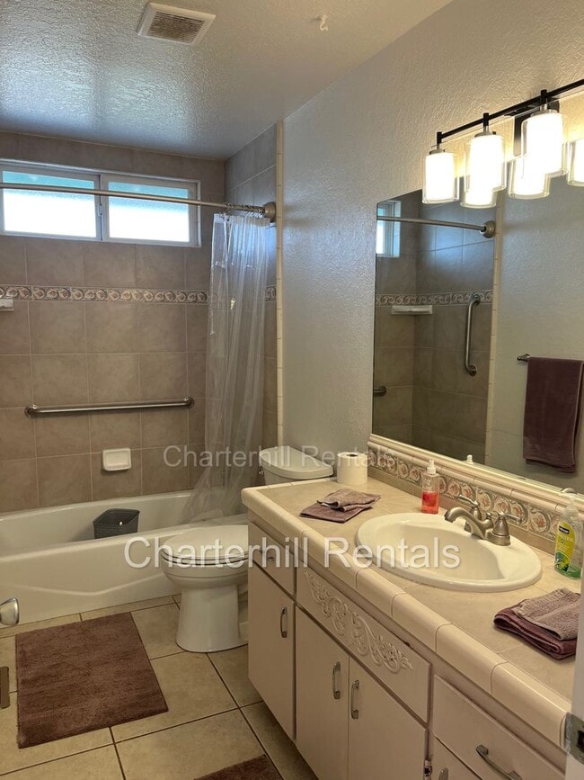 Building Photo - Lovely home on large lot down a private la...