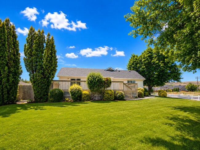 Building Photo - Charming Home on .34 acres!