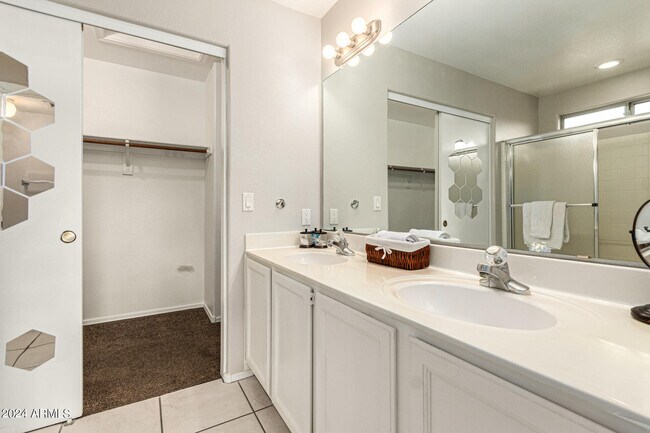 Building Photo - 3223 E Poinsettia Dr
