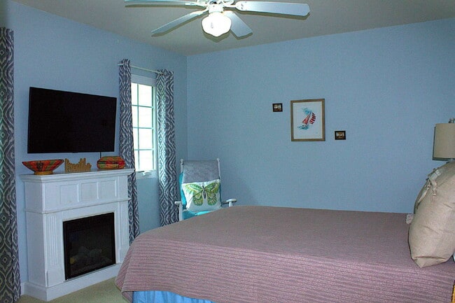 Building Photo - "Luxurious 3-Bed Condo in Hendersonville: Spacious 2023 Sq Ft within a 55+ community.”