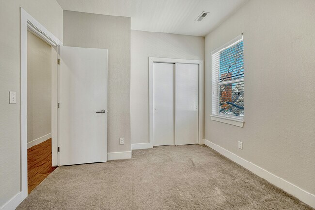 Building Photo - 534 S Lincoln St