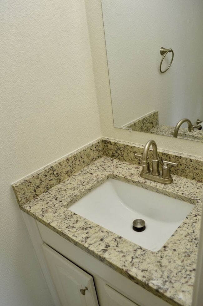 Building Photo - Freshly remodeled 3 bed 2 bath home!