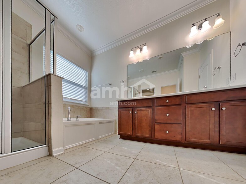 Building Photo - 16176 Magnolia Grove Way