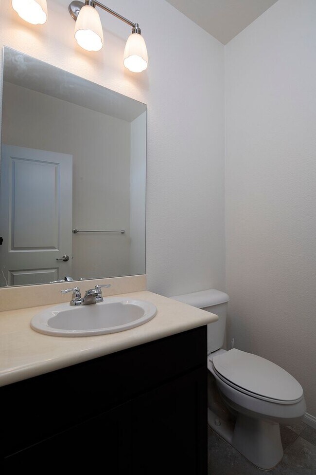 Building Photo - Spacious Two Bedroom Townhouse in Imperial...