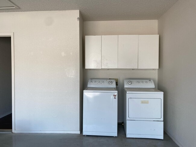 Building Photo - 3303 Almedia Pl