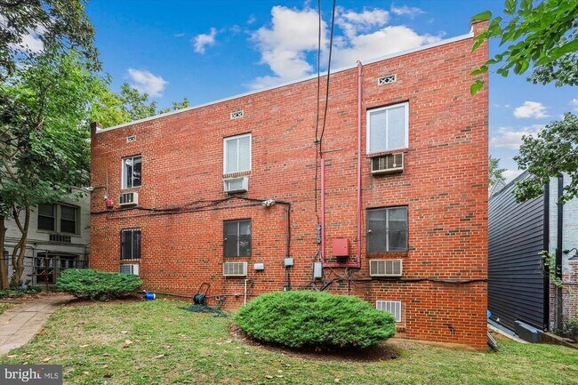 Building Photo - 513 12th St NE