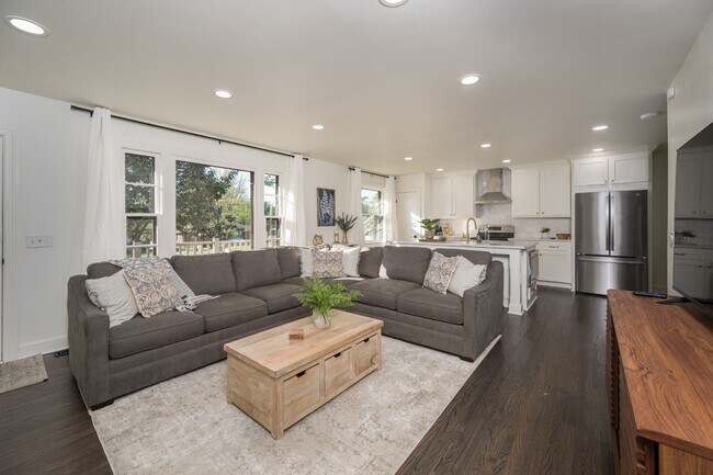 Building Photo - 504 Bismark Dr