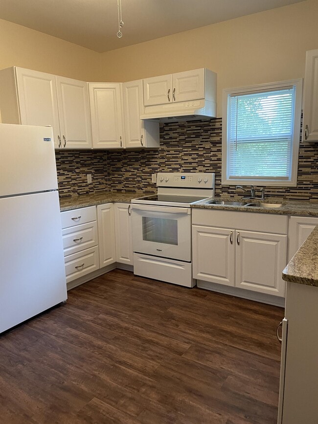 Building Photo - 300 W 5th St