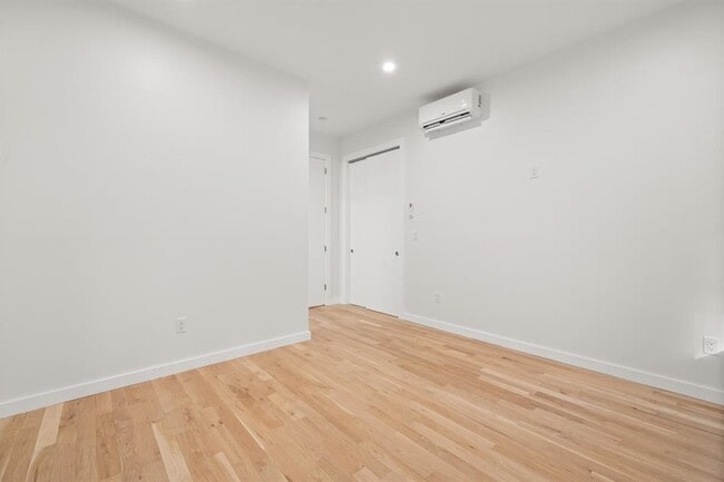 Building Photo - 119 Storms Ave