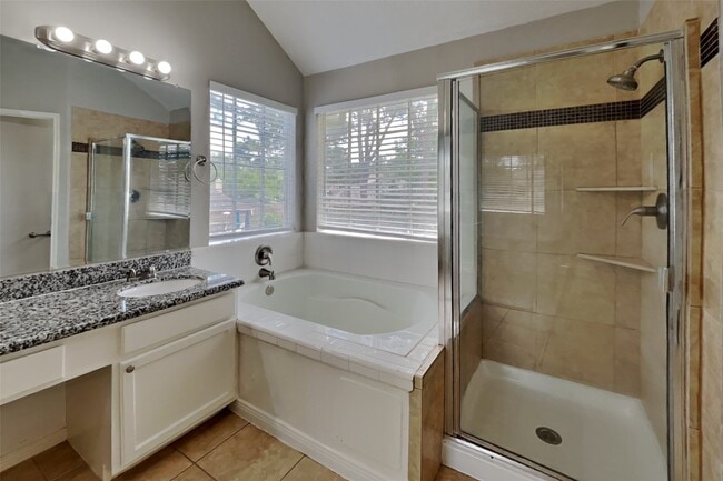 Building Photo - 7918 Hidden Oaks Ln